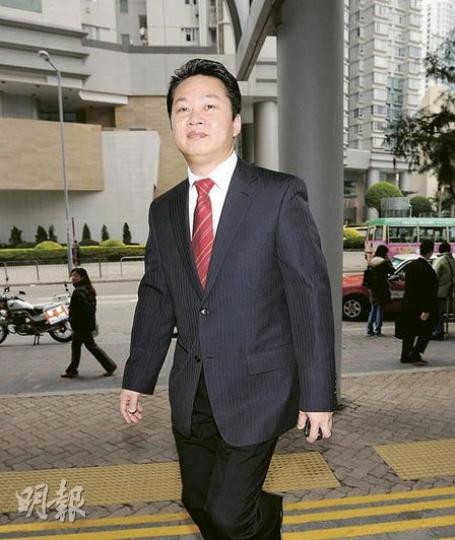 被告陳萬燊昨在東區法院應訊,神情輕鬆,案件再次押後等候指紋化驗報告。(朱永倫攝) 被告陳萬燊昨在東區法院應訊,神情輕鬆,案件再次押後等候指紋化驗報告。(朱永倫攝)