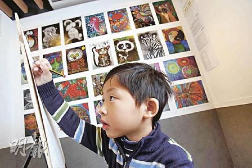 採訪當日,小畫家劉見之即席繪畫中環景致,「今日要畫中環,因為我鍾意去會展」。(陳智良攝) 採訪當日,小畫家劉見之即席繪畫中環景致,「今日要畫中環,因為我鍾意去會展」。(陳智良攝)