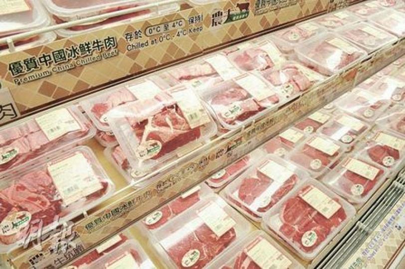 較新鮮牛肉每斤便宜10多元的冰鮮牛肉昨正式應市,但目前只在部分超級市場出售,有街市凍肉店批評,供應商只供貨給大集團,對零售店不公平。(陳淑安攝) 較新鮮牛肉每斤便宜10多元的冰鮮牛肉昨正式應市,但目前只在部分超級市場出售,有街市凍肉店批評,供應商只供貨給大集團,對零售店不公平。(陳淑安攝)
