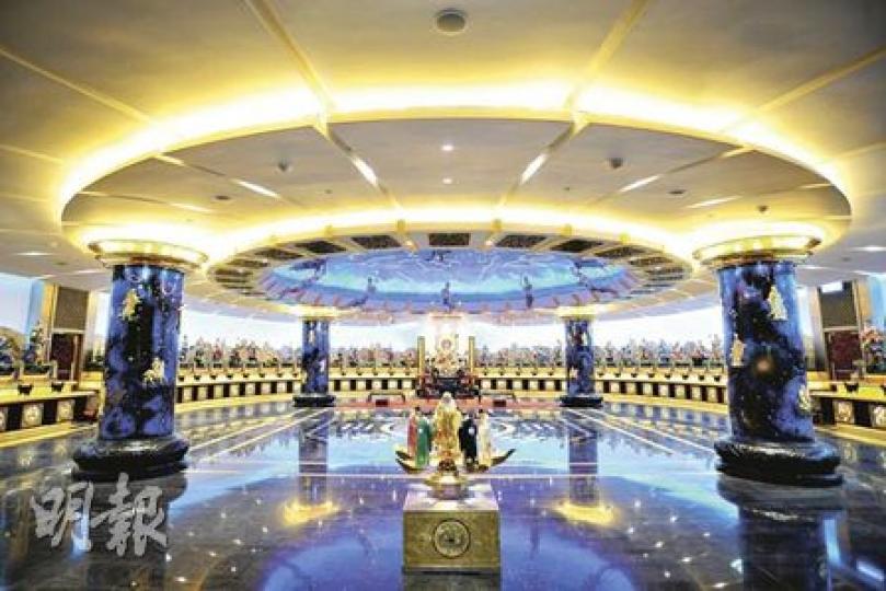 元辰殿採現代化設計,殿內四支大柱象徵「天圓地方」,圖中的「五行運轉護香江」旋轉雕刻由嗇色園主席李耀輝設計,雕刻上有5尊代表五行的道祖,各人腳踏紫荊花形銅台,圍着中間的道祖長旋轉。中央設「星象天幕」(藍色部分),藉3萬條電線與上百顆節能LED燈呈現春秋兩季星象。(葉漢華攝) 元辰殿採現代化設計,殿內四支大柱象徵「天圓地方」,圖中的「五行運轉護香江」旋轉雕刻由嗇色園主席李耀輝設計,雕刻上有5尊代表五行的道祖,各人腳踏紫荊花形銅台,圍着中間的道祖長旋轉。中央設「星象天幕」(藍色部分),藉3萬條電線與上百顆節能LED燈呈現春秋兩季星象。(葉漢華攝)