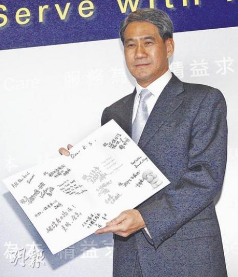 下周退休的鄧竟成,昨日從一班記者手上接過心意卡就急不及待打開,笑言﹕「看一下你們有什麼說話講」。(李紹昌攝) 下周退休的鄧竟成,昨日從一班記者手上接過心意卡就急不及待打開,笑言﹕「看一下你們有什麼說話講」。(李紹昌攝)
