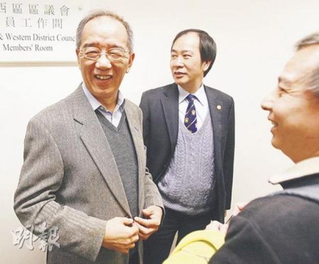 林超雄(左)昨日代表哥哥林超英出席區議會,林家三兄妹同為英皇書院校友,他強烈要求教育局收回英皇縮班方案。(林振東攝)教育局副秘書長葉曾翠卿(中)昨日出席中西區區議會,英皇書院同學會小學及英皇書院同學會小學第二校校監李傑之(左)及區議員陳財喜(右)遞信要求豁免英皇縮班。(林振東攝) 林超雄(左)昨日代表哥哥林超英出席區議會,林家三兄妹同為英皇書院校友,他強烈要求教育局收回英皇縮班方案。(林振東攝)教育局副秘書長葉曾翠卿(中)昨日出席中西區區議會,英皇書院同學會小學及英皇書院同學會小學第二校校監李傑之(左)及區議員陳財喜(右)遞信要求豁免英皇縮班。(林振東攝)