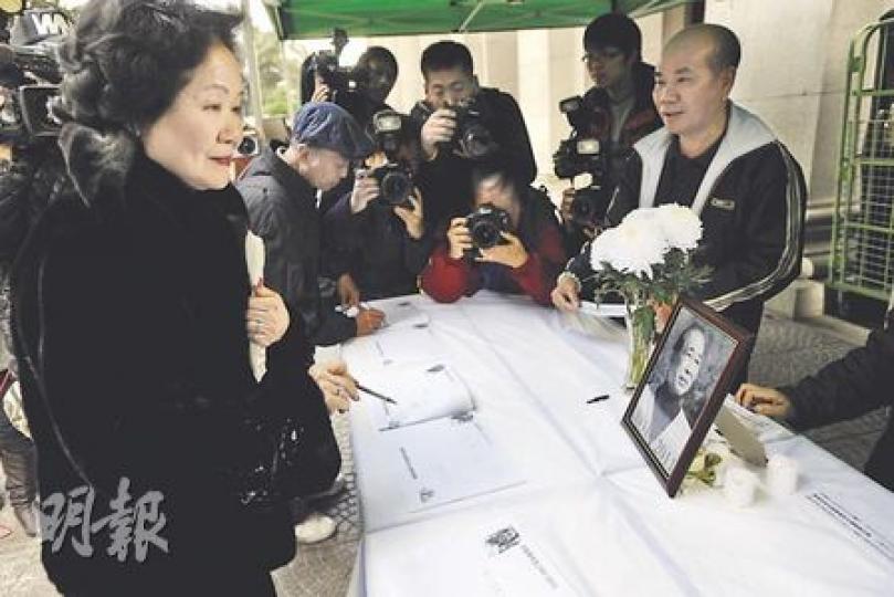 前政務司長陳方安生(左)昨日稱讚司徒華是「真正愛國者」,堅持自己的信念和原則,對他非常敬佩,認為年輕人應向華叔學習。(何家達攝)
前政務司長陳方安生(左)昨日稱讚司徒華是「真正愛國者」,堅持自己的信念和原則,對他非常敬佩,認為年輕人應向華叔學習。(何家達攝)