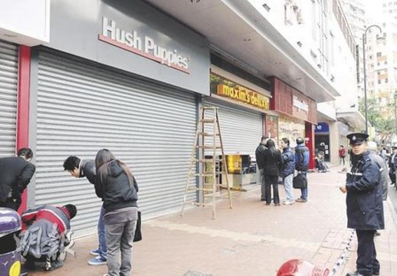 遭爆竊鞋店(左)電閘失靈,負責人亦沒法開啟,事後要請技工維修。其隔鄰的美心麵包店同遭爆竊,損失500元。(蔡方山攝)鞋店門外電閘按鈕蓋雖加裝了鎖頭,但仍遭撬開,不過因電閘失靈無法開啟,鞋店幸保不失。(蔡方山攝)(明報製圖) 遭爆竊鞋店(左)電閘失靈,負責人亦沒法開啟,事後要請技工維修。其隔鄰的美心麵包店同遭爆竊,損失500元。(蔡方山攝)鞋店門外電閘按鈕蓋雖加裝了鎖頭,但仍遭撬開,不過因電閘失靈無法開啟,鞋店幸保不失。(蔡方山攝)(明報製圖)