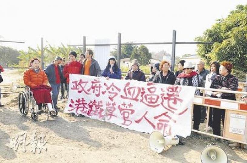 港鐵於石崗菜園村進行圍板工程,將村內唯一的車輛出入口封住,村民及菜園村支援組成員發現上前阻止,支援組成員葉寶琳(左一)及港鐵管工受傷送院。村民與支援組成員於事後抗議,要求港鐵重開通道。(林錫禮攝) 港鐵於石崗菜園村進行圍板工程,將村內唯一的車輛出入口封住,村民及菜園村支援組成員發現上前阻止,支援組成員葉寶琳(左一)及港鐵管工受傷送院。村民與支援組成員於事後抗議,要求港鐵重開通道。(林錫禮攝)