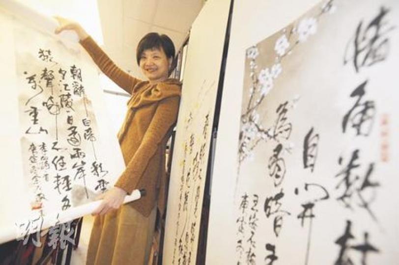 余若薇談及字畫便格外高興,向記者展示4幅已完成作品,一時談及畫梅花的心得,一時又說畫山水畫時要先想像意境,更自豪地說每幅作品只需半小時便完成。(朱永倫攝) 余若薇談及字畫便格外高興,向記者展示4幅已完成作品,一時談及畫梅花的心得,一時又說畫山水畫時要先想像意境,更自豪地說每幅作品只需半小時便完成。(朱永倫攝)
