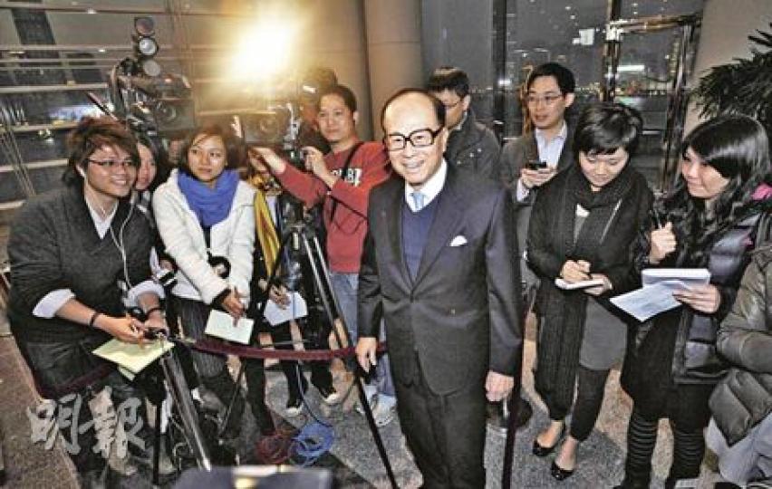 長和系主席李嘉誠出席集團周年晚宴時心情大好,罕有地主動要求與一眾傳媒拍照,有幸與「誠哥」合照的當然還包括電視廣播記者。(朱永倫攝) 長和系主席李嘉誠出席集團周年晚宴時心情大好,罕有地主動要求與一眾傳媒拍照,有幸與「誠哥」合照的當然還包括電視廣播記者。(朱永倫攝)