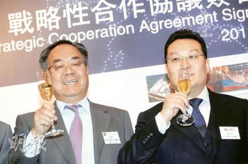 國開行香港分行行長狄衛平(左)指出,今年國開行在港發行人債規模將多於去年。右為光匯石油 ( 控股 ) 有限公司主席兼行政總裁薜光林。(朱永倫攝) 國開行香港分行行長狄衛平(左)指出,今年國開行在港發行人債規模將多於去年。右為光匯石油 ( 控股 ) 有限公司主席兼行政總裁薜光林。(朱永倫攝)