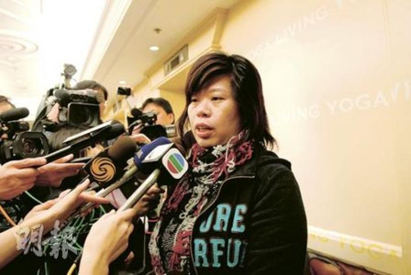 陳小姐 去年10月參加一年計劃,會費5100元——「最近常有穿西裝人士巡視,瑜伽班亦一直減少,早有預感會停業,以往太多類似事件……(會否擔心無法追討?)平常心,追到就追,追唔到都無辦法,反而有朋友交咗3萬幾蚊參加咗永久會籍,仲慘。」(梁婉珊攝)馮女士 入會數月,最近交了500元會費——「最近店內多咗外表唔似參加瑜伽班嘅人出現,加上早前太多類似事情校(突然結業)發生,早感到唔妥……我無一次過交太多會費,但最好追得返,幾百蚊都好。」(雲錦鋒攝) 陳小姐 去年10月參加一年計劃,會費5100元——「最近常有穿西裝人士巡視,瑜伽班亦一直減少,早有預感會停業,以往太多類似事件……(會否擔心無法追討?)平常心,追到就追,追唔到都無辦法,反而有朋友交咗3萬幾蚊參加咗永久會籍,仲慘。」(梁婉珊攝)馮女士 入會數月,最近交了500元會費——「最近店內多咗外表唔似參加瑜伽班嘅人出現,加上早前太多類似事情校(突然結業)發生,早感到唔妥……我無一次過交太多會費,但最好追得返,幾百蚊都好。」(雲錦鋒攝)