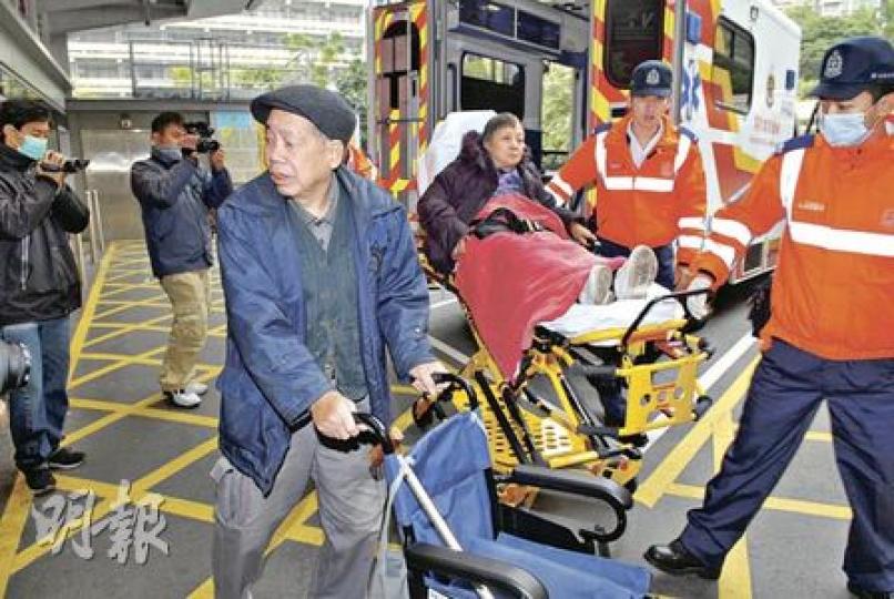 遭客貨車撞倒險捲入車底的輪椅老婦,幸僅輕傷,由丈夫陪同送院治理後無大礙。(屈俊樂攝) 遭客貨車撞倒險捲入車底的輪椅老婦,幸僅輕傷,由丈夫陪同送院治理後無大礙。(屈俊樂攝)