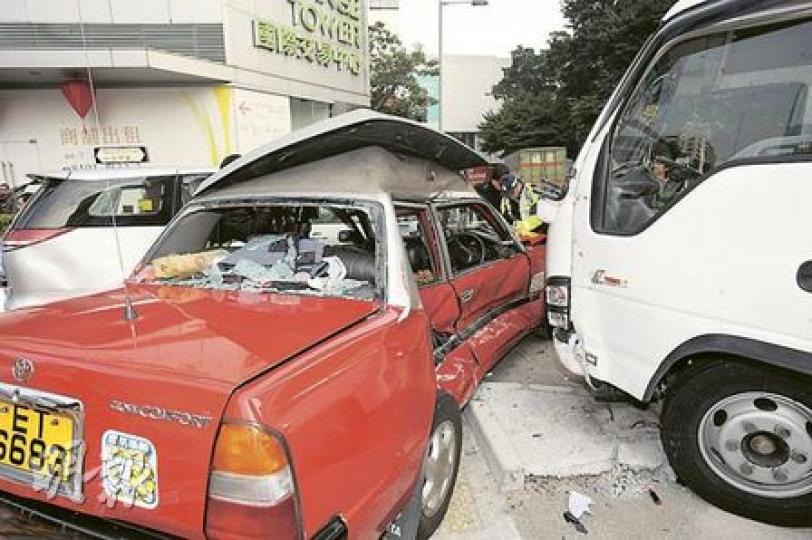 交通意外中,的士如三文治被中型貨車及七人房車夾住,司機一度受傷被困待救,幸傷勢不嚴重。(樊銳昌攝)的士右邊車身先遭中型貨車攔腰撞至嚴重凹陷,繼而被推入對行線與駛至七人房車相撞釀成三車「串燒」。(樊銳昌攝) 交通意外中,的士如三文治被中型貨車及七人房車夾住,司機一度受傷被困待救,幸傷勢不嚴重。(樊銳昌攝)的士右邊車身先遭中型貨車攔腰撞至嚴重凹陷,繼而被推入對行線與駛至七人房車相撞釀成三車「串燒」。(樊銳昌攝)