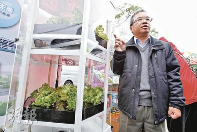 漁護署農業主任陳兆麟看好「植物工場」在地少人多的香港甚具潛力,為港人提供更多本地菜選擇。(陳智良攝)嘉年華提供多款有機蔬果及優質魚類,陳兆麟捧着的4款南瓜為首次引入香港。(陳智良攝) 漁護署農業主任陳兆麟看好「植物工場」在地少人多的香港甚具潛力,為港人提供更多本地菜選擇。(陳智良攝)嘉年華提供多款有機蔬果及優質魚類,陳兆麟捧着的4款南瓜為首次引入香港。(陳智良攝)