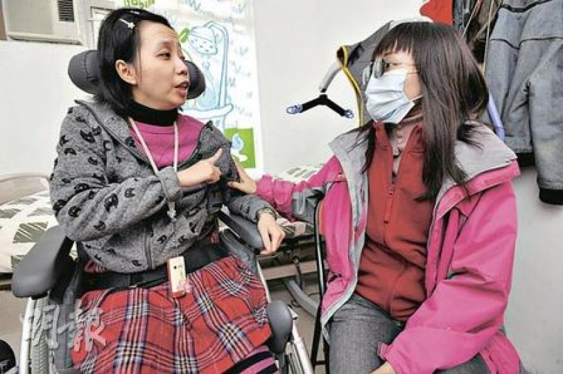 罕有多發性硬化症病人鍾燕玲(左)及陳小姐(右),兩人不符合撒瑪利亞基金申請資格,前者沒錢購買干擾素,後者每月靠丈夫節衣縮食掏荷包7000元購買針藥。(何家達攝) 罕有多發性硬化症病人鍾燕玲(左)及陳小姐(右),兩人不符合撒瑪利亞基金申請資格,前者沒錢購買干擾素,後者每月靠丈夫節衣縮食掏荷包7000元購買針藥。(何家達攝)