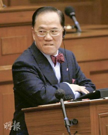 曾蔭權昨在立法會答問大會上，指政府在申亞期間「曾經被人跣低、背脊被刺到周圍都是窿」，但仍會堅持游說，他發言時更一度把視線投向官員席。（李紹昌攝）社民連一批成員昨在立法會門外舉行「反亞運火炬接力跑」，反對政府申辦亞運，認為應把資源投放在扶助弱勢社群。（林振東攝）
