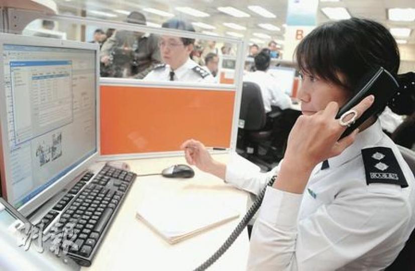 入境處「協助在外香港居民小組」上月升級，擴充中心面積之餘，由21名職員分3更輪流留守，遇上突發事件將調派其他部門的已受訓職員加入。（劉焌陶攝）