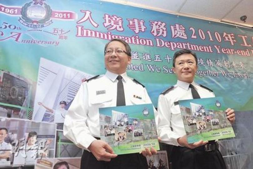 入境處長白韞六（右）與副處長陳國基（左）出席2010年工作回顧記者會，白韞六表示，提高投資移民計劃申請門檻及剔除房地產投資項目後，申請計劃人數有減少，但新措施推出時間短，未能真正反映其效應。（劉焌陶攝）