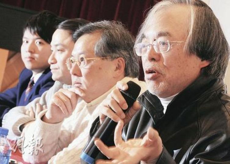 拔萃男書院校長張灼祥（右一）昨日簡介校園自願驗毒計劃，校園驗毒由即日起至本學年尾結束，個別學生結果不會向校方及家長公布。圖右二為拔萃男書院校董會成員張宇人。（劉焌陶攝）