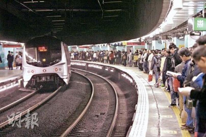 港鐵指東鐵月台有彎位，加上列車與月台之間的空隙非常闊等，令安裝幕門存在困難。圖為東鐵旺角東站月台的大彎位。（郭慶輝攝）