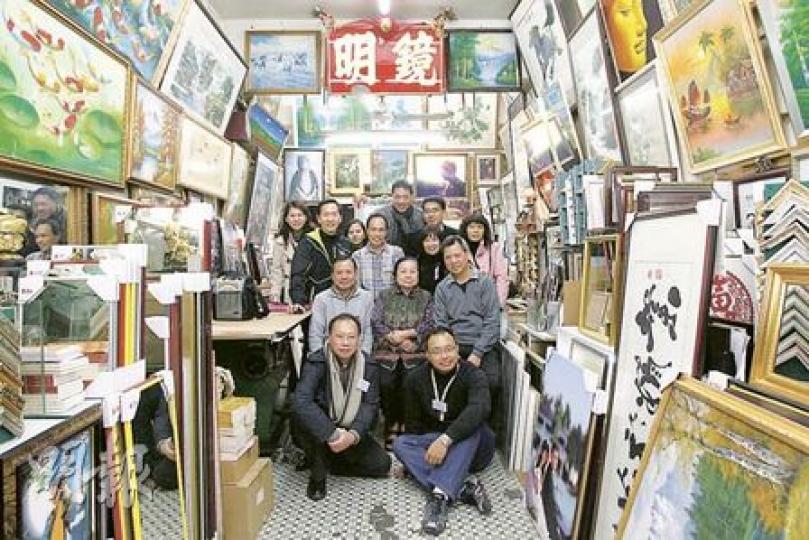 經營鏡明畫框的陳家，已傳至第三代人，老闆表示有人出價過千萬元買舖，他亦不為所動。（林振東攝）
