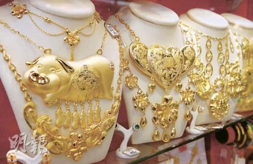 上海街曾經金舖林立，至今只餘下4間，包括百年老店胡和盛金行，經典「金豬牌」在店內仍有售。（林振東攝）