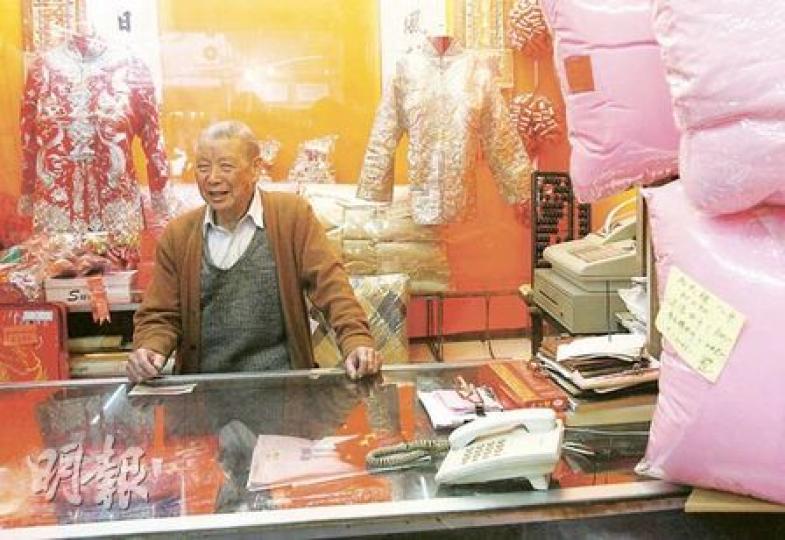 在馮滿記打工超過60年的林伯，由20多歲工作至超過80歲，笑言「有精神咪（繼續）做」。（林振東攝）馮滿記的「嗎㖘藤蓆」以人手製造，不會黏肉，在無冷氣年代銷量甚佳。（林振東攝）