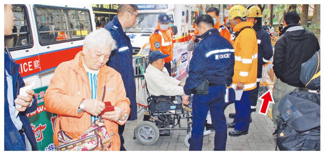 消防員及警員將在柴灣環翠邨坐電動輪椅意外墮坑的老翁救起送院。箭嘴所指為事發的深坑。（雲錦鋒攝）老翁坐電動輪椅意外墮坑地方，有膠圍欄圍起。（雲錦鋒攝）