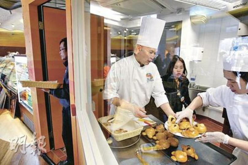 夢幻水都內的「水都餅店」設開放式廚房，遊客可現場觀賞師傅做餅手藝。（郭慶輝攝）遊客日後可於「水都餅店」訂做海洋公園特色蛋糕，為親友慶祝生日。（郭慶輝攝）