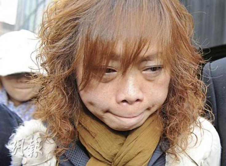 曾任職幼稚園教師及花店的陳母，昨等候法官判刑時，一度放聲痛哭。陳父透露，她現全力照顧陳學殷的4歲兒子。（劉焌陶攝）