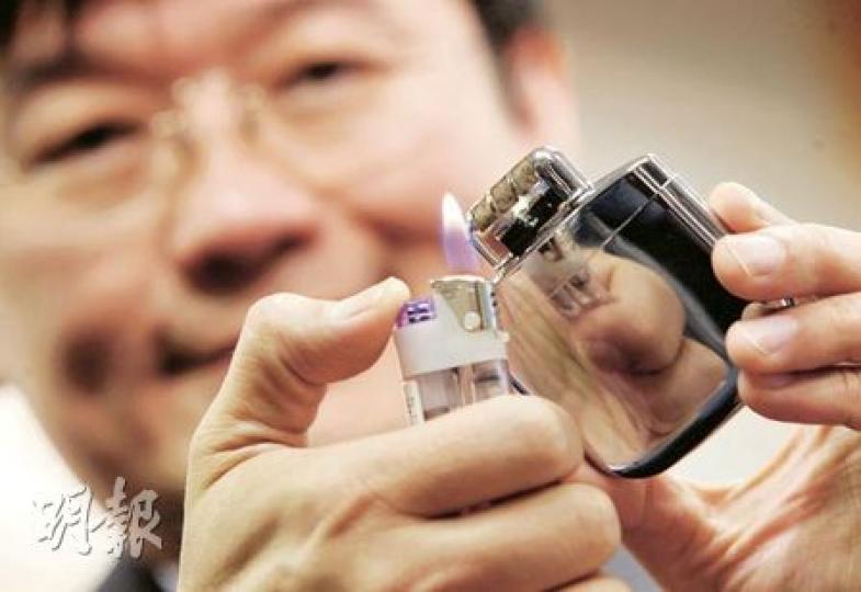 使用火機油暖手爐，需自行注油及點火，消委會提醒用家點火時要小心火種。（朱永倫攝）消委會提醒市民，使用電暖蛋及暖手器時，應避免與皮膚直接接觸，長者、幼童、行動不便者使用時要額外小心。（朱永倫攝）本報記者昨在旺角潮流店舖購得一個火機油暖手爐，暖手爐的燃燒器經點燃後釋出大量熱力，更可將香煙點燃。（賴偉家攝）