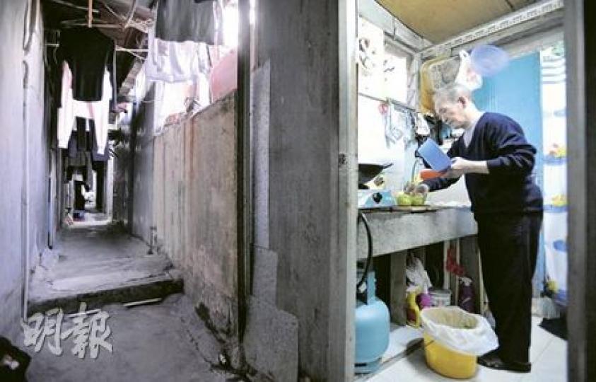 圖為土瓜灣鵬程街舊樓的天台屋，租金雖然便宜，但通道狹窄，恐有消防隱患。（余俊亮攝）土瓜灣僭建天台屋的住客由大人小孩到長者都有，若遇到清拆，租客可否獲政府安置成疑。（余俊亮攝）深水埗黃金大廈這間實用面積200多平方呎的天台屋，月租2800元，較同面積的合法單位最少便宜三分一。（明報記者攝）