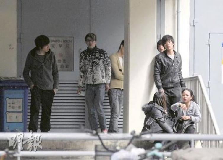 跳樓少年的母親（右下）認屍時傷心不已，需由兒子的朋友在旁安慰。（明報記者攝）