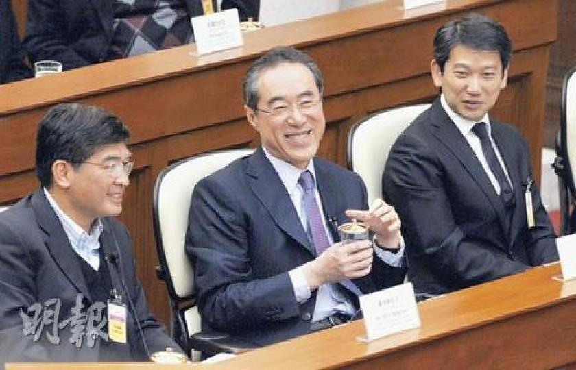 西九管理局董事局主席唐英年（中）昨多番以私隱為由，拒絕進一步披露謝卓飛的健康狀況。圖左起為西九管理局薪酬委員會主席單仲諧、唐英年及民政事務局常任秘書長楊立門。（余俊亮攝）民主黨劉慧卿直言﹕「我現在不是要查問任何私穩，但謝卓飛的薪酬涉及公帑，當年馬時亨辭職都要交代，是否應該交代謝卓飛的辭職原因呢？」（余俊亮攝）