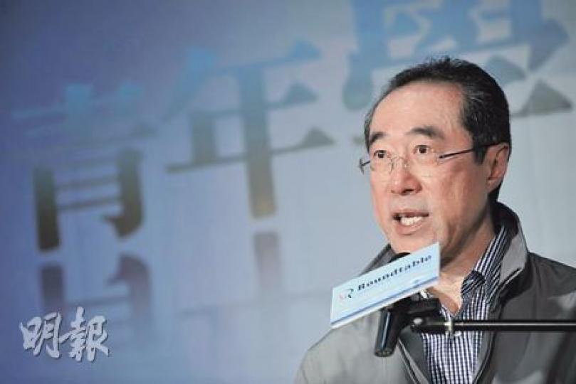 政務司長唐英年昨日發表針對社會運動的言論，呼籲青年人不要剛愎自用，否則只會車毁人亡。他又告誡年輕人，不要不分青紅皂白批評官商勾結。唐英年這番講話，被指真正用意是要向中央表態。（葉漢華攝）