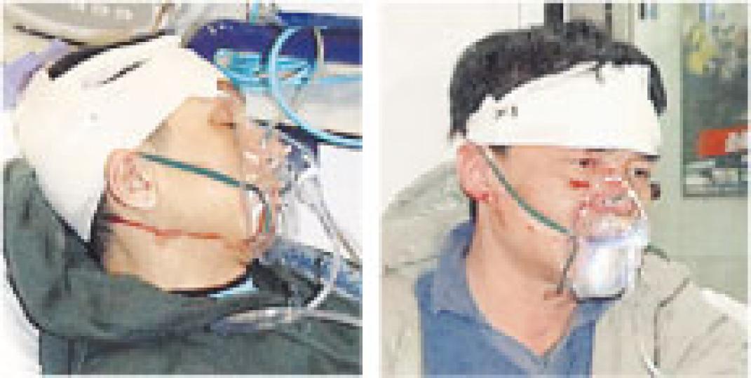 兩名男子在西環食肆對鄰桌女子評頭品足，離開時遭人毆至頭破血流，救護員接報到場為二人處理傷勢。（衛永康攝）