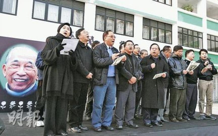 華叔生前的「戰友」昨日在追悼會台上唱出《自由花》、《中國夢》，向華叔致敬，台下不少人都紅了眼。（林振東攝）民運人士、民主黨黨員韓東方（圖中）敬仰司徒華擇善固執。（林振東攝）