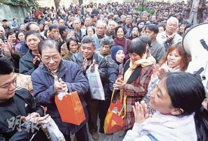 約200名爭取港人內地子女居港權的家長已屆花甲之年，部分人的子女終能受惠新政策來港，但仍有家長未能受惠，希望港府能放寬限制，讓他們一家團聚。（林振東攝）楊源柳（後）不符合首批申請來港資格，未能即時受惠新政策，昨在立法會上表現激動。（林振東攝）