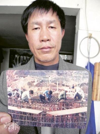 廖勝光展示當年建設深圳時的照片表示，工程兵為深圳建設做出貢獻，但到頭來卻被深圳遺棄。（明報記者攝）廖家生活至今仍陷於困境，家中的雪櫃中僅放了一碗吃剩的鹹菜。（明報記者攝）