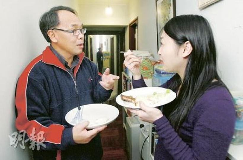 曾替政府研究「80後」現象的港大社會工作及社會行政學系教授葉兆輝（左），批評唐英年才是「閉門造車的皇帝」，其「80後」女兒（右）昨剛巧舉行生日會，一眾年輕人都對唐英年的言論甚為反感。（林振東攝）