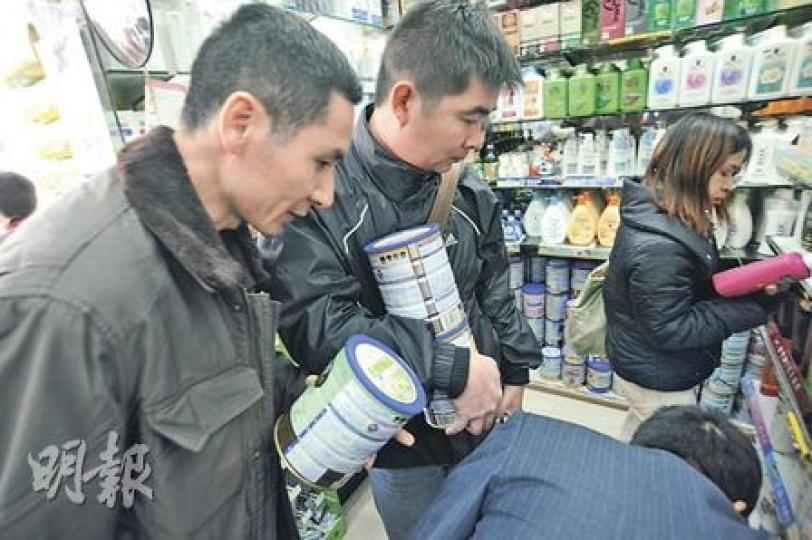 無論平日或假日，上水區的藥房均生意不斷，全因內地客湧至本港搶購奶粉，動輒買3、4罐。一些知名品牌奶粉於大部分上水區藥房已斷貨半個月。（葉漢華攝）