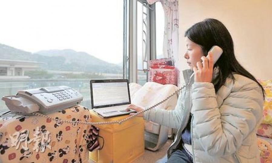 長實馬鞍山屋苑嵐岸指定使用和記寬頻及和記家居電話服務，管理公司更把上網費及電話費「綑綁式」加進管理費內，引起小業主如李小姐（圖）不滿，有立法會議員質疑此屬壟斷。（余俊亮攝）嵐岸（圖）涉違反地政總署2006年引入的大廈公契條款，以綑綁式管理費，迫使未有使用指定寬頻的業主付費。（葉漢華攝）（明報製圖）