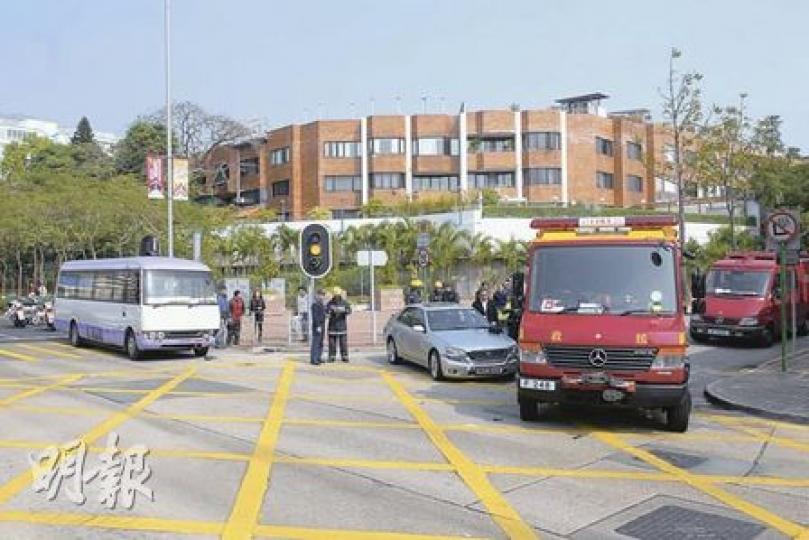 窩打老道昨午的3車相撞意外，牽涉的包括一輛正前往火場的消防車（圖前方），意外中一名消防員輕傷送院。（屈俊樂攝）