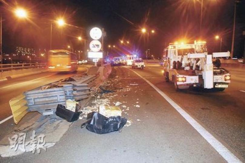 青葵公路支路風琴式防撞欄，在車禍中遭旅遊巴撞至嚴重損毁，碎片遍地。（何朝財攝）載遊客的旅遊巴昨晚在青葵公路撞欄釀成至少10人受傷，警方人員到場調查意外經過。（何朝財攝）青葵公路車禍部分傷者，在救護車上接受治理。（何朝財攝）