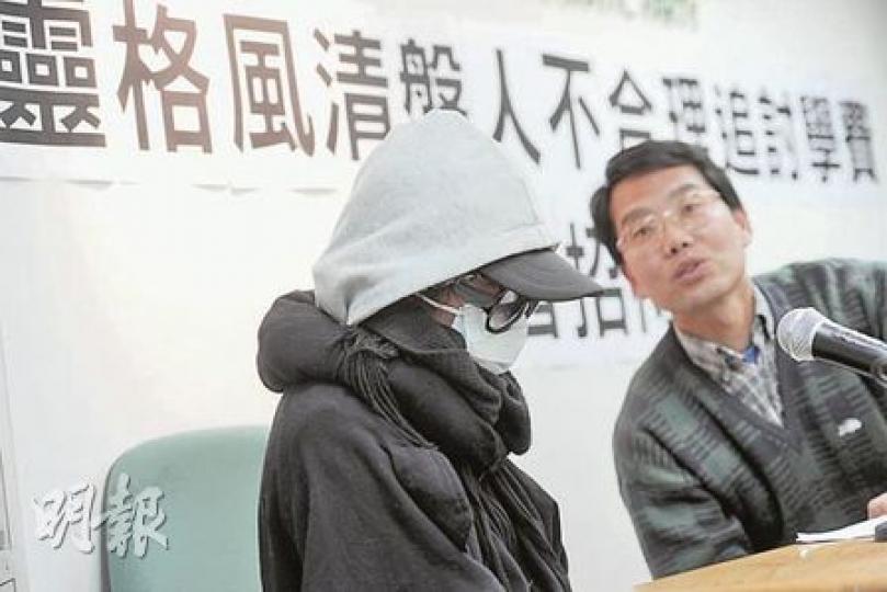 2009年1月倒閉的靈格風語言學校，學員黃小姐（左）2000多元學費不但化為烏有，在2009年10月至今，更被清盤人追債額外2000多元教材費，又要脅若不償還會被申令破產。元朗區議員黃偉賢（右）批評清盤公司無理追債，促政府加強監管。（尹錦恩攝）