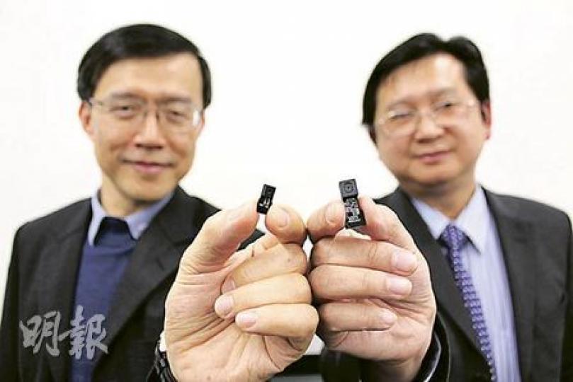應科院副總裁及研發群組總監吳恩柏（左）手持的全球最微型內置光學自動對焦攝影模組，較一般的細四成。而愛佩儀光電行政總裁林小軍（右）手持的防抖動攝影模組，已獲一國際手機供應商採用，首批防震手機將於明年面世。（陳家俊攝）應科院的防震攝影模組硬件可預防最高15赫茲抖動，用家坐巴士或港鐵時拍照，也可保影像清晰。（陳家俊攝）