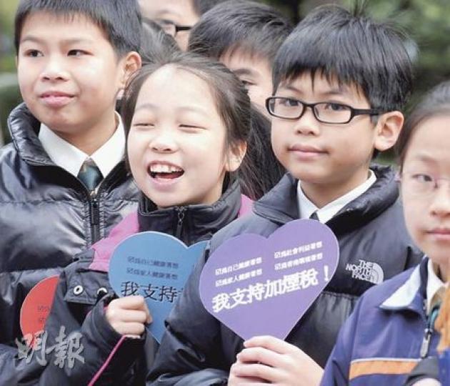 吸煙與健康委員會去年11月發起全港中小學生支持增加煙草稅活動，近3萬名學生送出無煙心願，鼓勵煙民戒煙。（劉焌陶攝）吸煙與健康委員會聯同200個組織及3萬名中小學生發起「加煙稅、助戒煙」活動，建議政府於下個財政年度起增加煙草稅，令稅款佔75%零售價，以鼓勵市民戒煙。（劉焌陶攝）