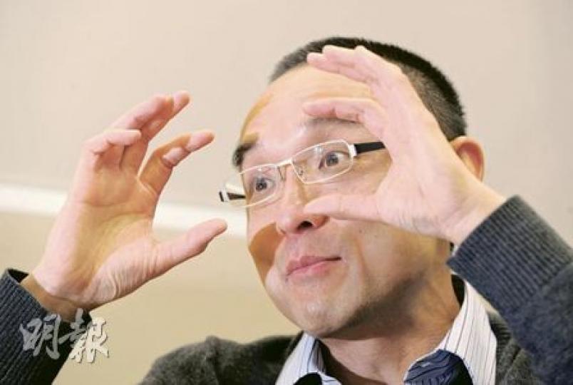 蔡東豪指出，精電開發的3D眼鏡，用於觀看立體電視，立體感很強，並非電影院提供的3D眼鏡所能比擬。（劉焌陶攝）
