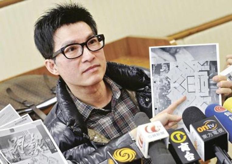以約千萬元購入The Icon某D單位的李先生（圖）指出，上月中收樓時發現廚房、地板等仍未完工，投訴貨不對辦，要再等8星期才完工，估計損失雜費租金等達10萬元。（余俊亮攝）