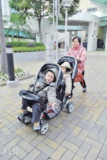 與失蹤母女居於同幢大廈的戴女士，同樣要獨自照顧4歲孿生外孫，她坦言感吃力，故讓他們乘嬰兒車外出，免他們變「甩繩馬騮」。（梁琬珊攝）
