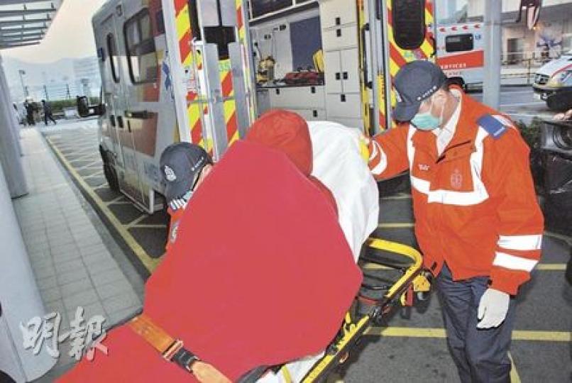 留下遺書稱要帶同孖女同死的婦人，在青衣酒店被發現，事後送院檢驗。（雲錦鋒攝）