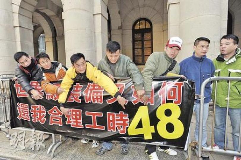 立法會保安事務委員會昨召開特別會議，討論採購消防裝備問題，約10名消防員在立法會門外請願，要求每周48小時的合理工時，副消防處長陳楚鑫在會上說，減工時必須在不減資源的情况下商討。（尹錦恩攝）
